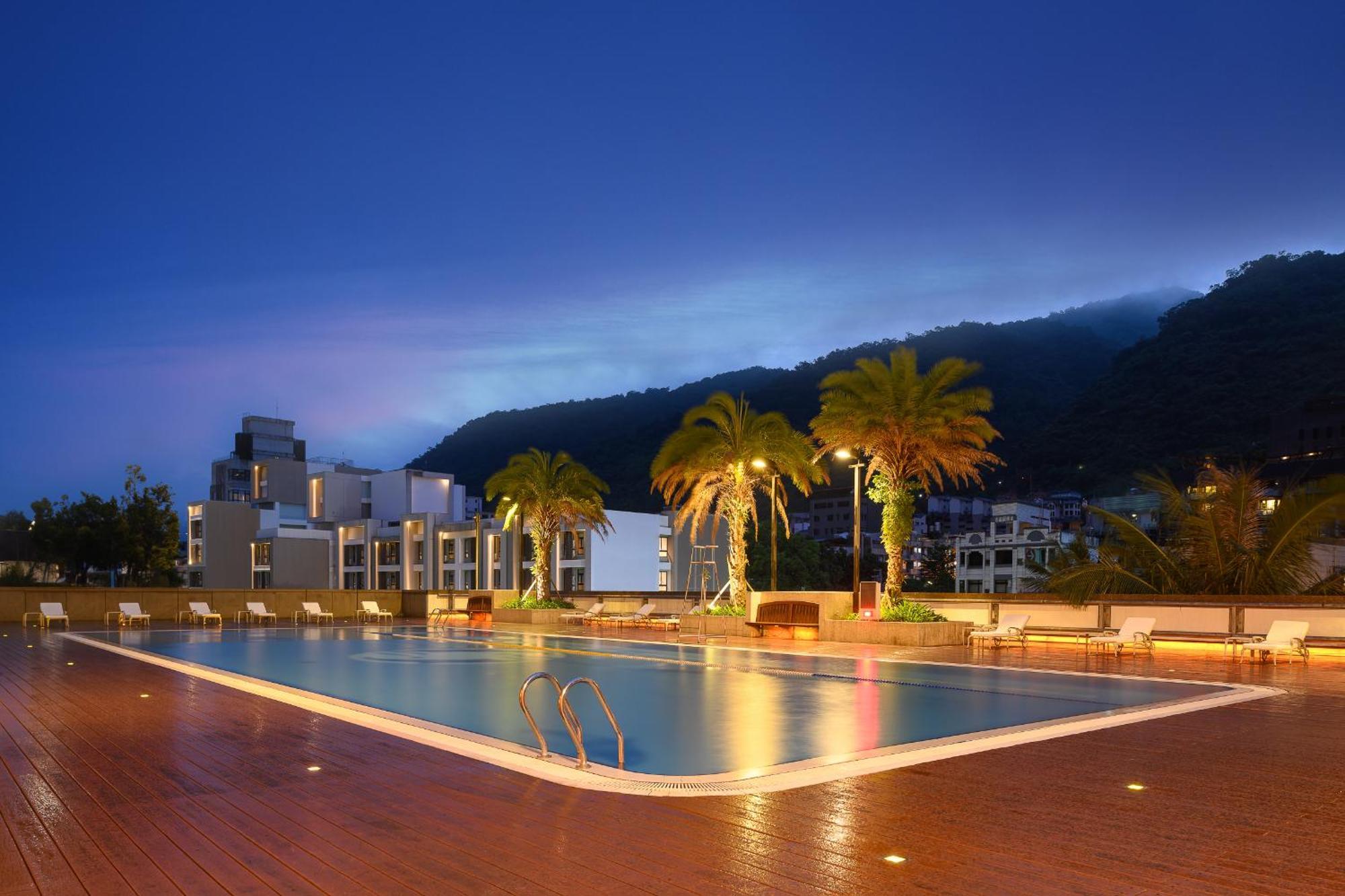 Evergreen Resort Hotel - Jiaosi Джиаоси Екстериор снимка The swimming pool at the University of Nottingham Malaysia Campus